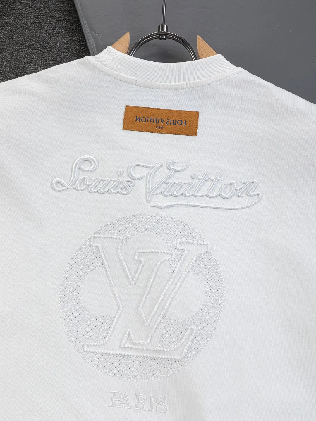 🅿️200 Louis Vuitton 1V LV lv slightly wide version S-XL LV 26ss new products are available at the counter simultaneously. Multiple craftsmanship. Classic simple letters on the chest🪡 embroidery. Simple letters on the back are hollowed out🪡 embroidery. Round neck short-sleeved T-shirt, same style for men and women! Consigned to one-to-one creation. Synchronized with the official website, pure cotton fabrics at the counter! It is close to the skin and comfortable, durable and easy to wear. It has a classic and simple logo design and meticulous original craftsmanship. Short-sleeves, a must-have item for men, do not appear to be the same for the general public, but must be unique and eye-catching. This LV short-sleeve is all about quality, comfort, the same shape and fashion as always, including fabrics and cutting techniques. All of them have been made with great effort! 320 grams of washed pure cotton fabric, pure cotton is breathable, very refreshing and comfortable for daily wear. The rib knitting on the neckline is smooth and tight, and the neckline will not be skewed if you toss it at will. The loose version, you will find that it looks really good on the upper body. The overall is minimalist and neat, super versatile for daily use! Pair it casually with a pair of pants for a youthful look. A T-shirt will make your outfit crazy. It is a fashionable item that can never go wrong! Color: Black White Size: S-XL Size chart: S: Shoulder width 50-Bust 56-Length 70 M: Shoulder width 52-Bust 57-Length 72 L: Shoulder width 54-Bust 59-Length 74 XL: Shoulder width 56-Bust 62-Length 76